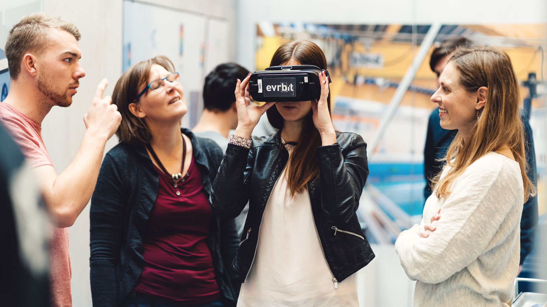 Mit Unterstützung modernster Technik konnten die Teilnehmenden die Rätsel knacken. Zum Einsatz kam beispielsweise auch eine Virtual-Reality-Brille.