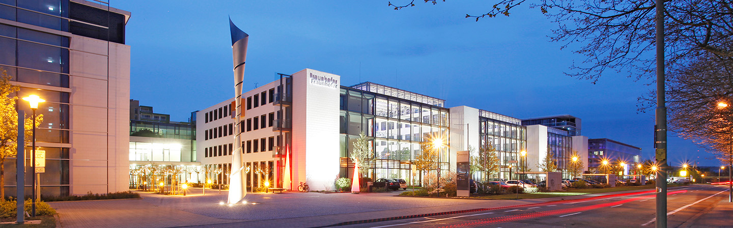 Gebäude Fraunhofer-Zentrum Kaiserslautern bei Dämmerung